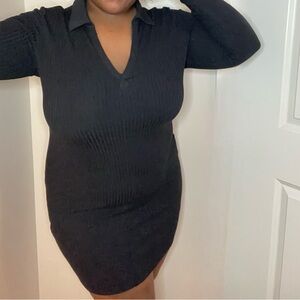 Black mini dress. Collar and long sleeves. Cotton and spandex. Ribbed.